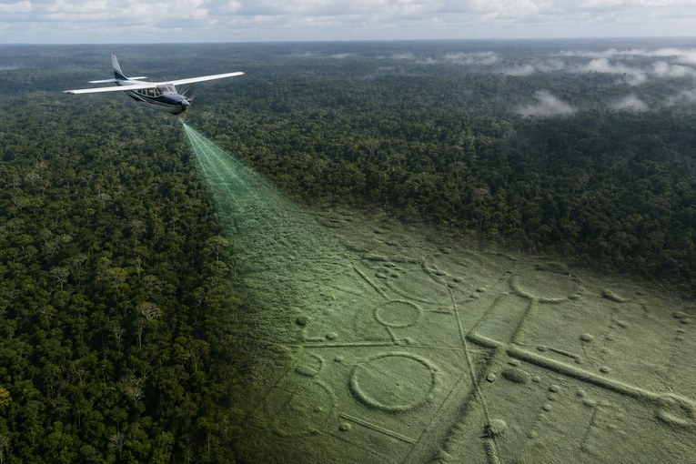 Самолёт с LiDAR сканирует лес, а на цифровой модели проявляются земляные сооружения