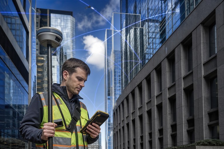 Многочастотный GNSS-приёмник работает на открытой строительной площадке
