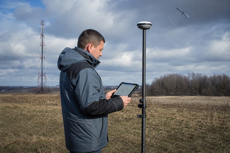 GNSS-приёмник получает поправки через мобильную сеть и спутник