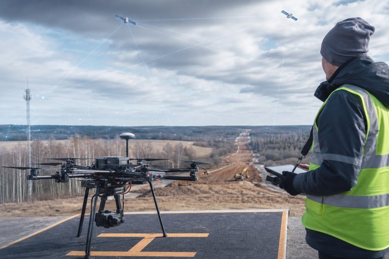 Профессиональный беспилотник с RTK-модулем готовится к аэросъёмке
