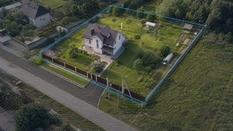 Наложение кадастровой границы и топографической съёмки участка