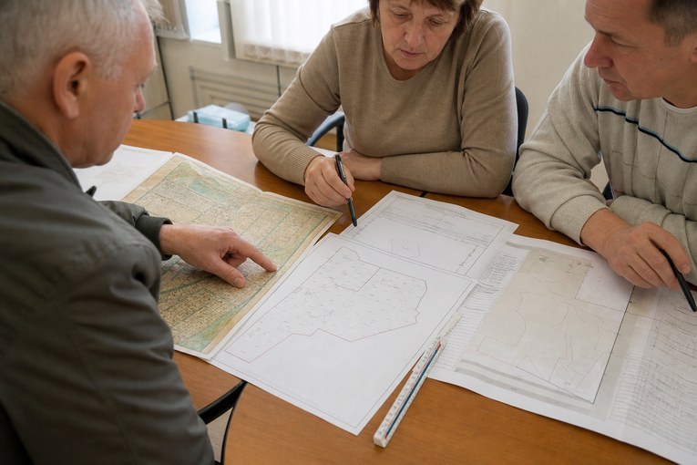 Правление СНТ сопоставляет выписку ЕГРН, старый план и фактические границы