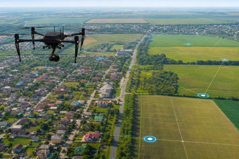 Беспилотник сопоставляет кадр местности со спутниковой картой без GPS