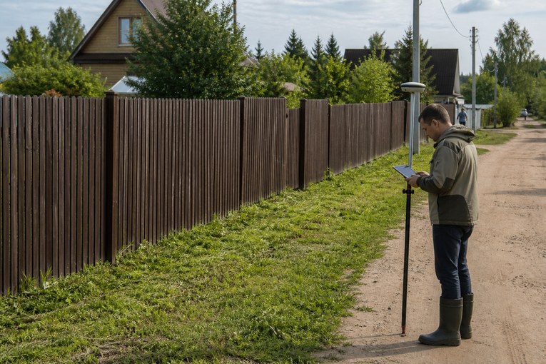 Свободная полоса земли рядом с частным участком и работа кадастрового инженера