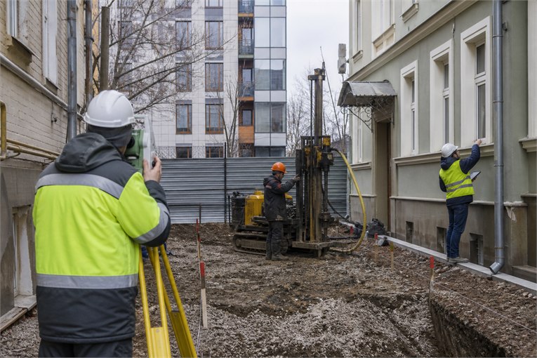 Комплексная инженерная работа на площадке между существующими городскими зданиями